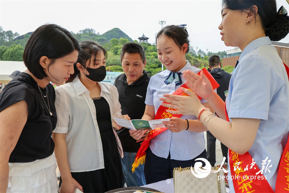 福建武夷山：银行反诈宣传进公园广场
