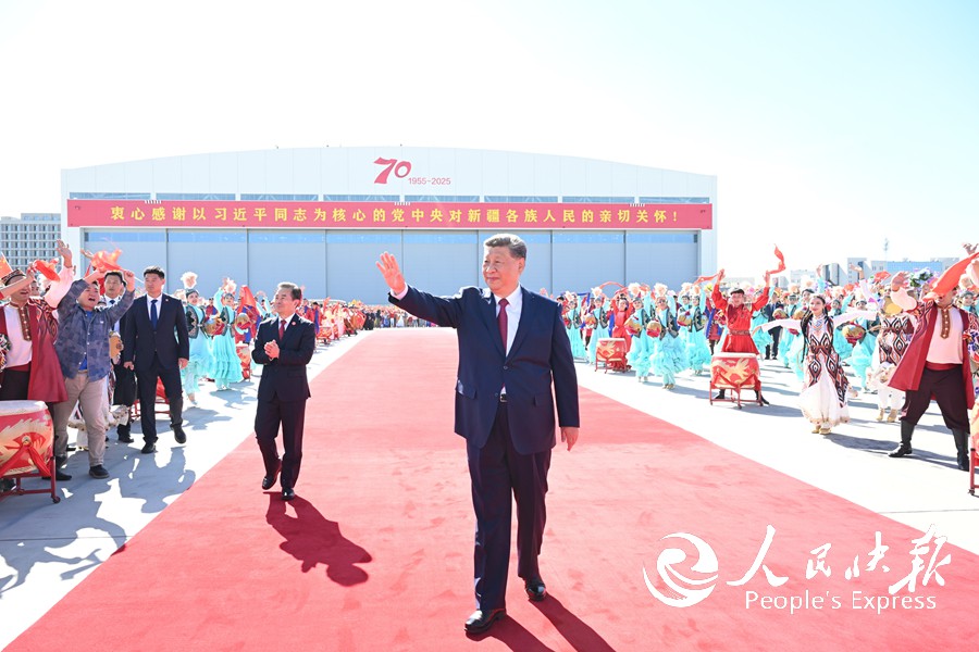 习近平在出席新疆维吾尔自治区成立70周年庆祝活动后返回北京