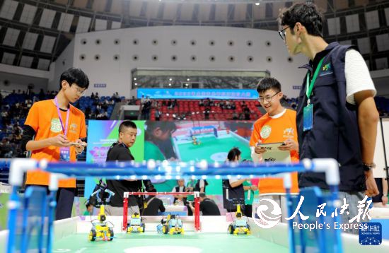 10月3日，在河南省济源市举行的全国青少年科技体育大赛上，参赛选手在进行机器人足球比赛。新华社发（段二平摄）