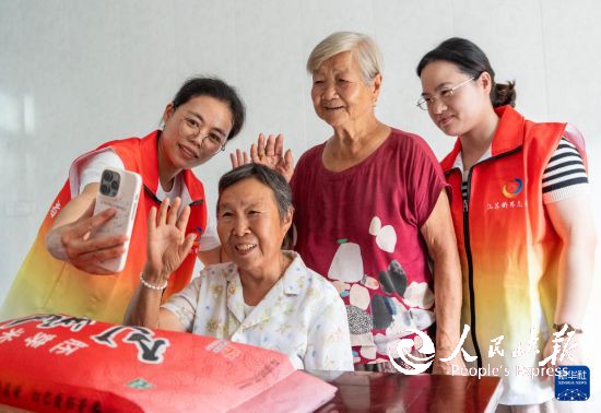 10月5日，江苏省南通市通州区金新街道界北村志愿者帮助老人与远在海外的子女进行视频通话，“云端”相聚，共迎中秋。     新华社发（翟慧勇摄）