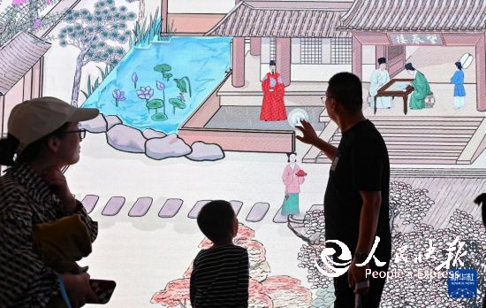 10月5日，在山东省青州博物馆，游客通过大屏幕进行场景互动。     新华社发（王继林摄）