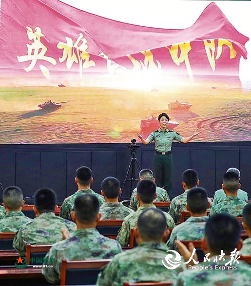 陆军抗战故事巡回宣讲团成员为基层部队官兵讲述“英雄长城中队”抗战事迹。本报特约通讯员 张 毛摄