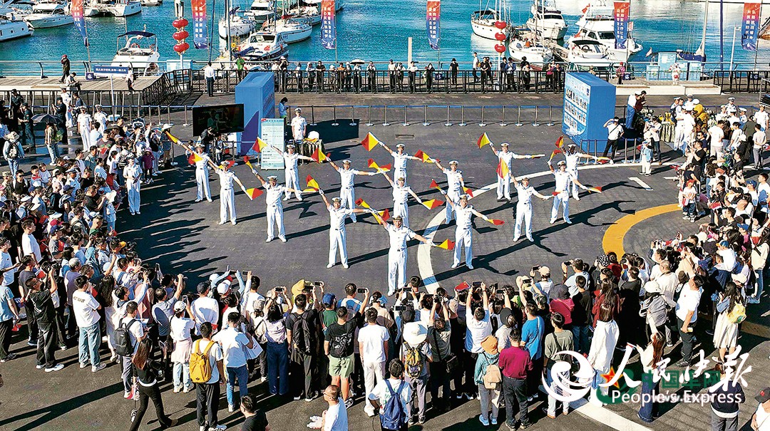 北部战区海军舰艇开放活动在青岛奥帆中心码头举行。图为官兵进行旗语展示。刘再耀摄