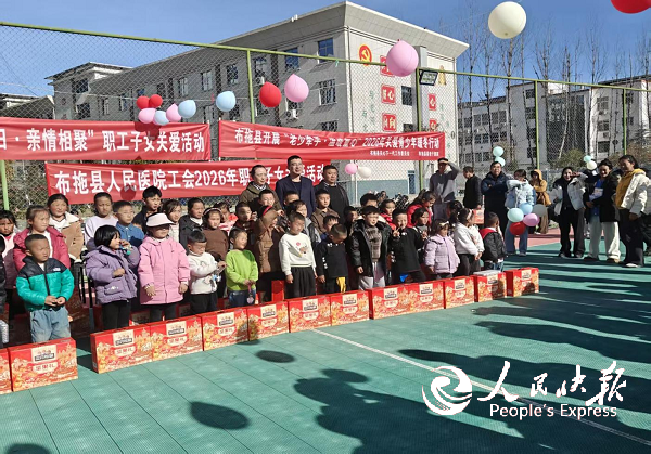 布拖县委老干部局开展“老少牵手.温暖···